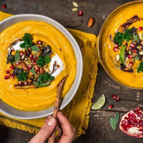 Crema di zucca con crumble e semi di zucca e chicchi di melagrana
