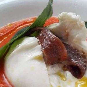 Gazpacho con alici e basilico: l’estate nel piatto, tra mare e orto