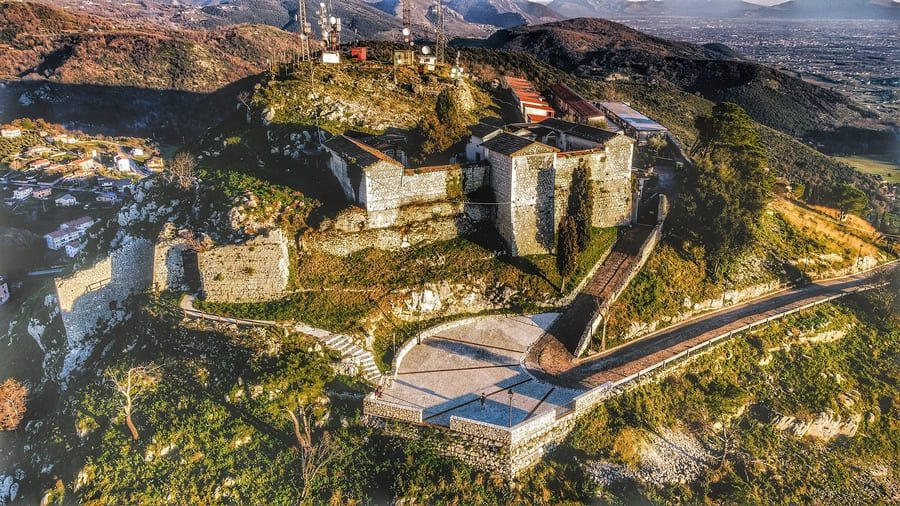 Featured image for “Panorama sul castello di Rocca d’Arce”