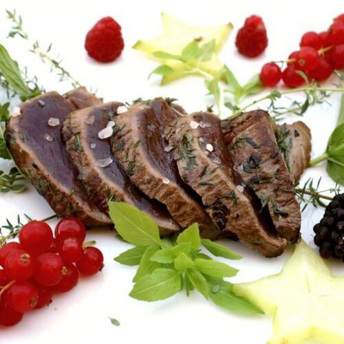Filetto di Tonno alle erbe Aromatiche, scottato, con frutti di Bosco