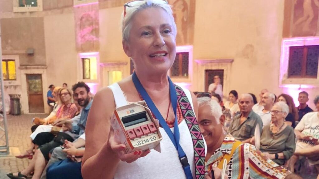 Anna Selvi con il gadget dello spettatore professionista..