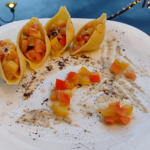 Peperoni e menta piperita in conchiglia, con crema di aglione al caffè