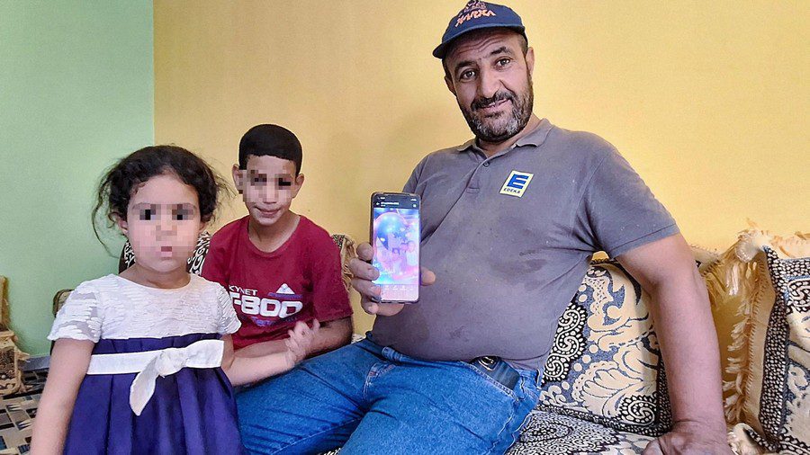 Omar Khelif-mostra una foto di sua figlia imane da bambina