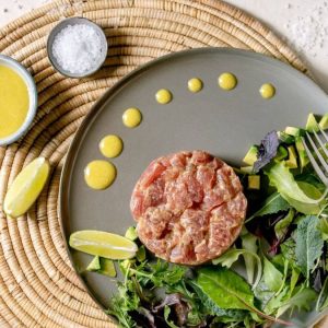 Tartare di tonno marinato con mango e rucola
