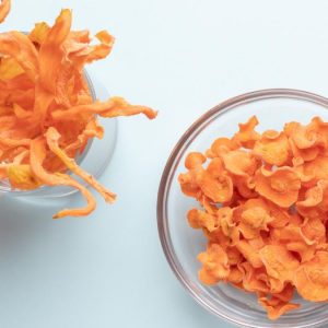 Bucce di carote croccanti al forno con paprika e sale