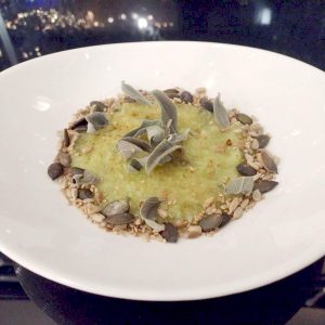 Crema vegan di porro e mela in semi e salvia