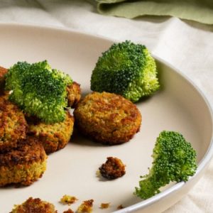 Polpette di gambi di broccoli alle erbe aromatiche al forno