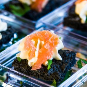 Tartine di pane nero e gamberi e maionese aromatizzata