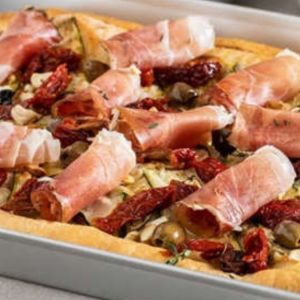 Torta salata gustosa alla verza e speck