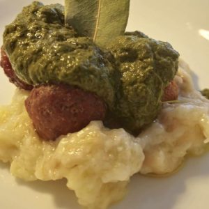Broccoletti e salsiccia con pane cotto all’alloro