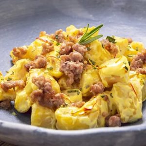 Gnocchi di polenta con salsiccia: il recupero diventa tradizione