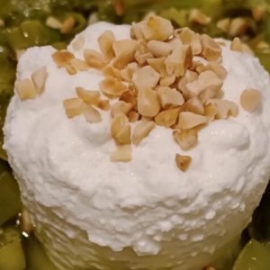 Ricottina di bufala su letto di porri e pesto di cavolo nero