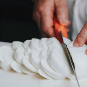 Mozzarella di bufala con crema di asparagi e mandorle