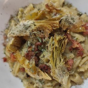 Pasta mista con carciofi e salsiccia