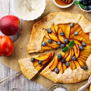 Galette rustica di pesche, ricotta di bufala e mirtilli