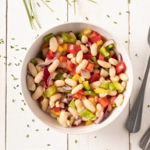 Insalata di legumi estivi con erbe fresche e crostini di pane raffermo
