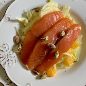 Carpaccio di salmone con arance, finocchi e pistacchi ottimo per l'abbronzatura
