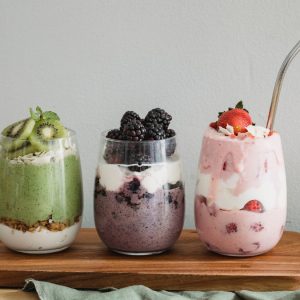Coppa fresca allo yogurt e frutta estiva, uno spuntino o una colazione ricca di energia e freschezza