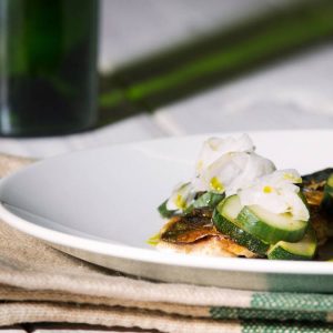 Filetti di sgombro al vapore con insalata di cetrioli e yogurt di bufala, secondo leggero e fresco firmato dagli chef di Ciociaria & Cucina