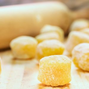 Piatto di gnocchi estivi con zucchine a julienne, menta fresca e scorza di limone