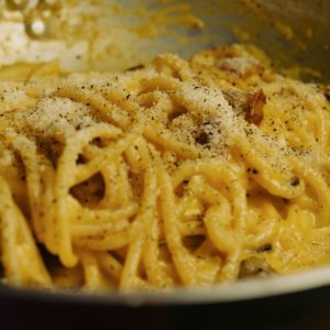 Vuoi prenderti cura di te anche a tavola? Scopri i nostri consigli su alimentazione, benessere e salute nella sezione dedicata del nostro blog. Leggi gli articoli su benessere e salute Un piatto di spaghetti alla carbonara fumanti con guanciale croccante e pepe nero