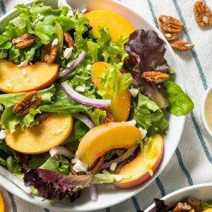 Insalata estiva con pesche, rucola e fagiolini, la ricetta fresca e sana degli chef di Ciociaria & Cucina per combattere il caldo
