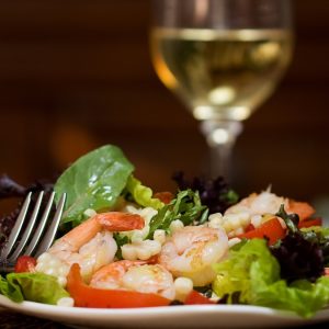 Insalata estiva colorata con ceci, gamberi e verdure croccanti servita fredda
