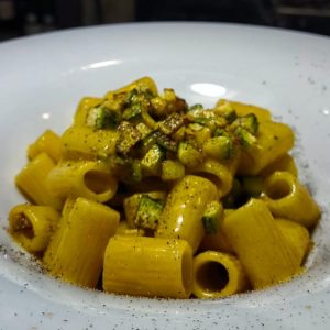 CarboCrema con zucchine: la carbonara estiva leggera della chef Naomi Spaziani del ristorante Dal Patricano