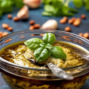 Pesto leggero di basilico e mandorle La salsa estiva che rinfresca ogni piatto