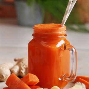 Smoothie dorato che illumina la pelle per un abbronzatura perfetta