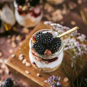 Dessert estivo con yogurt, more e crumble croccante by chef di Ciociaria&Cucina