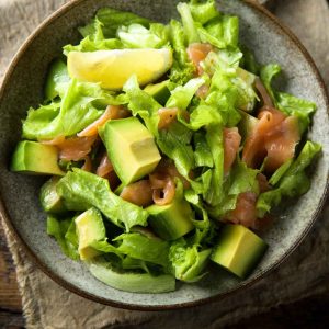 Insalata croccante con avocado e limone