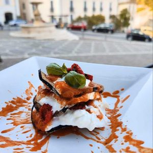 Millefoglie di melanzane con stracciata di bufala e salsa di datterini