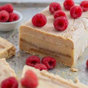 Semifreddo alla nocciola con lamponi il dolce freddo perfetto per Ferragosto della Pasticceria Aurora