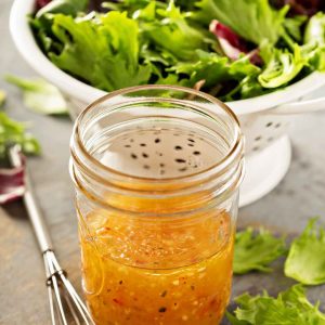 Lattuga grigliata con vinaigrette al miele, formaggio di capra e uva