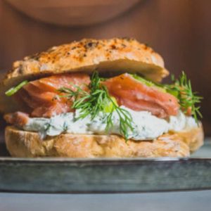 Bagel con salmone affumicato, crema di formaggio e aneto