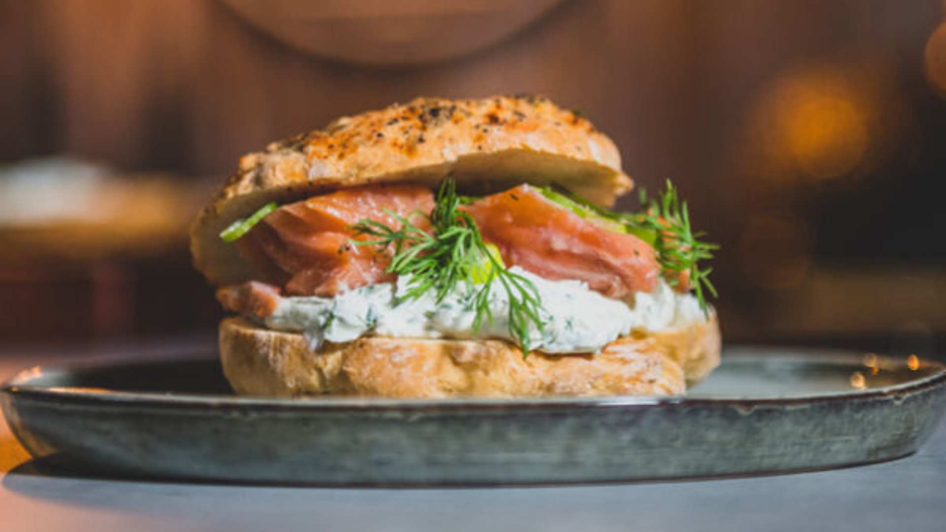 Bagel con salmone affumicato, crema di formaggio e aneto