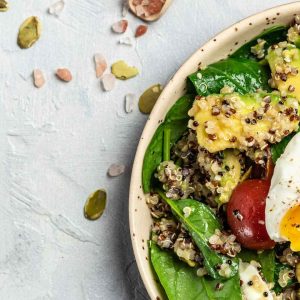 Bowl proteica con quinoa, hummus, uovo barzotto e avocado