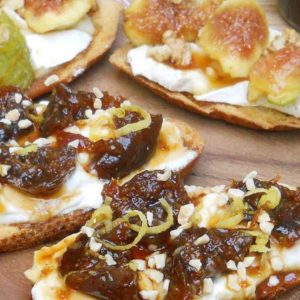 Crostoni con ricotta e fichi caramellati