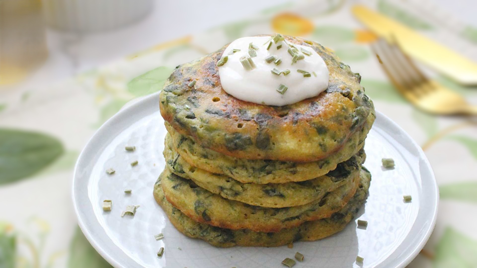Pancake salati al grano saraceno con robiola, spinaci e noci
