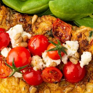 Toast rustico con frittata, pomodoro confit e scamorza affumicata