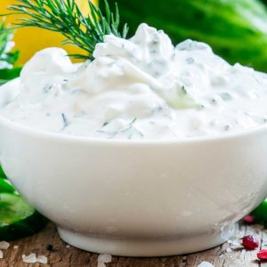 Yogurt greco salato con cetriolo, menta e grano saraceno croccante