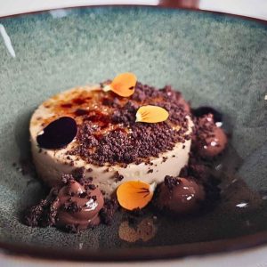 Creme brûlée al caffe Campetelli, crumble al cacao e cremoso al cioccolato 70%