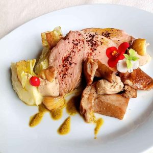 Filetto di maiale su proprio fondo con crema di funghi e castagne