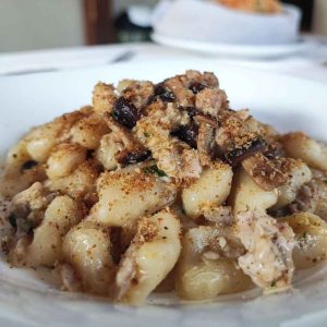 Gnocchetti acqua e farina,ragú di coniglio,pioppini e polvere di cardoncelli