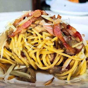 Tonnarelli all’uovo con funghi porcini, guanciale e caciocavallo affumicato