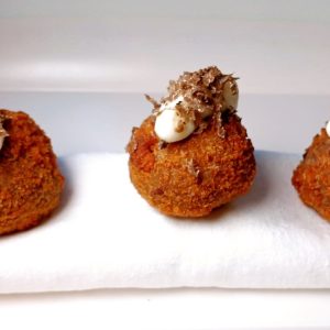 Fagioli azuki in crocchetta con maionese vegana e tartufo fresco