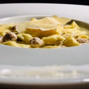 Ravioli del Plin con ricotta di pecora in brodo con polpettine di faraona