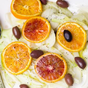 Insalata di arance, finocchi, olive nere e cipolla rossa