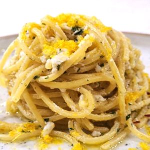 Spaghetti aglio olio e peperoncino, con polpa di granchio e bottarga di muggine